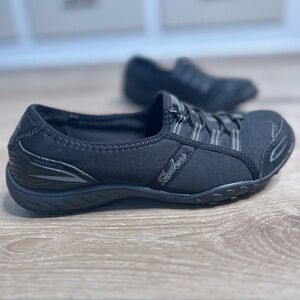 Skechers Women's Black Slip-On Sneakers Size 6